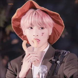 Sticker from ⿻̸ jeongin 、by @ryujinsverse ꒱