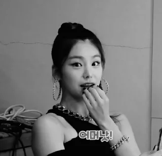 Sticker from Yeji Itzy Dark • @Jovvellyhelp0