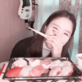 🍣 emoji @theloonaheejin ; Heejin♡ @stickerheejinrpk Telegram sticker 13 of 19