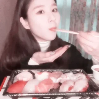 🍣 emoji @theloonaheejin ; Heejin♡ @stickerheejinrpk Telegram sticker 11 of 19