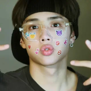 🌞 emoji 𝐊𝐈𝐌 𝐒𝐔𝐍𝐖𝐎𝐎 @SOHNIVERSERIC Telegram sticker 13 of 52