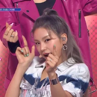 🌷 emoji Itzy's Yeji 2 by @L0STARIESS Telegram sticker 23 of 35