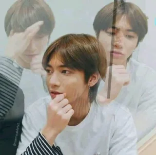 🤨 emoji Gua ganteng diam Telegram sticker 9 of 27