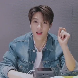 😦 emoji Lee Jeno by : @gifjenonct Telegram sticker 7 of 18