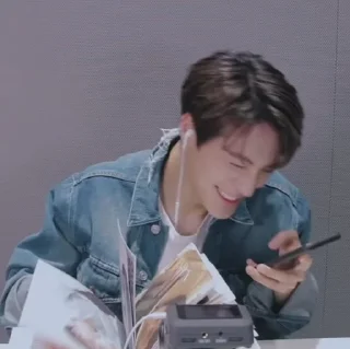 🤣 emoji Lee Jeno by : @gifjenonct Telegram sticker 8 of 18