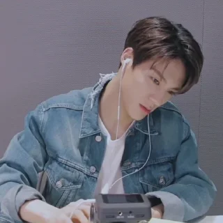 🤔 emoji Lee Jeno by : @gifjenonct Telegram sticker 10 of 18