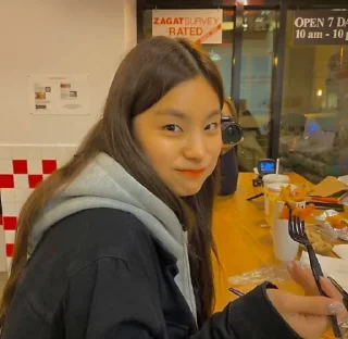 🙂 emoji Yeji Telegram sticker 10 of 13