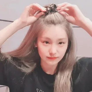 ☁️ emoji ꔷ㆒᮫᮫ᨗ᪼͘⸼ֻ݇᠂⃟🌷 Hwang Yeji || @KIMVISUAL96 Telegram sticker 17 of 31