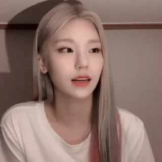 🦖 emoji ꔷ㆒᮫᮫ᨗ᪼͘⸼ֻ݇᠂⃟🌷 Hwang Yeji || @KIMVISUAL96 Telegram sticker 14 of 31