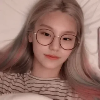 ☁️ emoji ꔷ㆒᮫᮫ᨗ᪼͘⸼ֻ݇᠂⃟🌷 Hwang Yeji || @KIMVISUAL96 Telegram sticker 22 of 31