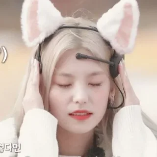 🌿 emoji ꔷ㆒᮫᮫ᨗ᪼͘⸼ֻ݇᠂⃟🌷 Hwang Yeji || @KIMVISUAL96 Telegram sticker 3 of 31