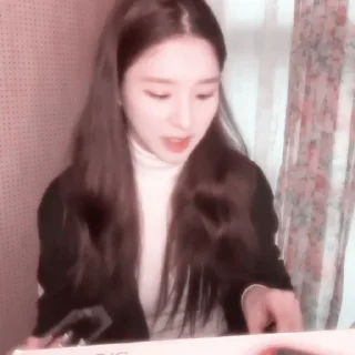 Sticker from @theloonaheejin ; Heejin♡ @stickerheejinrpk