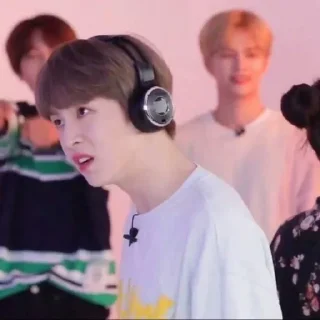 😒 Kpop meme by @hana_hoon22, sticker Telegram 20 sur 93