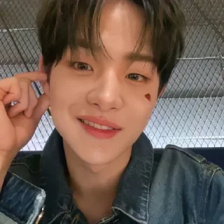 😀 P. Jihoon, стікер Telegram 23 з 50