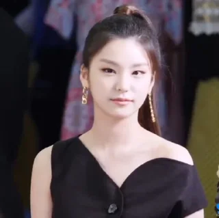⛸ yeji - @princesshwangg, sticker Telegram 18 sur 30